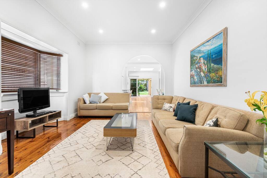 Family House - Spacious W Yard Ac Car Space Sydney